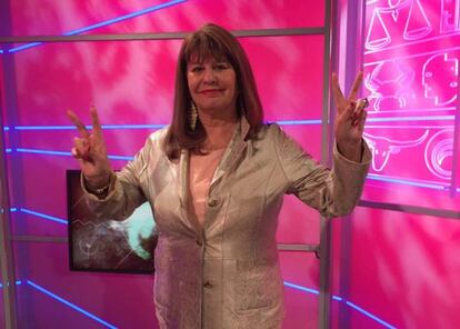 Esperanza ponsando en su plató multicolor.