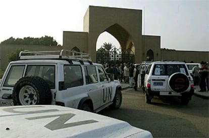 Los vehculos de la ONU esperan el permiso a las puertas de la residencia Al-Sajoud, junto al ro Tigris.