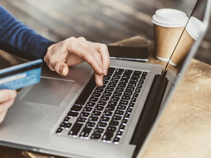 Con las compras 'online' también se puede disfrutar de los descuentos por Black Friday. GETTY IMAGES.