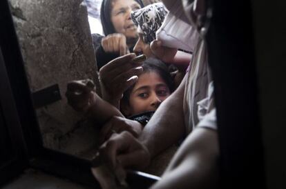 Mujeres sirias esperan su turno para comprar pan en Azaz, Siria. 