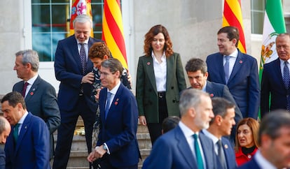 Escena de la conferencia de presidentes tras la foto de familia. 