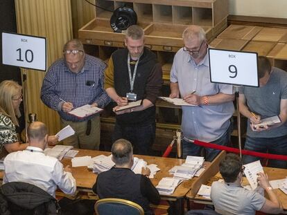 Los miembros de una mesa electoral durante el escrutinio de votos el viernes en Belfast.