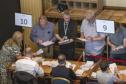 Los miembros de una mesa electoral durante el escrutinio de votos el viernes en Belfast.