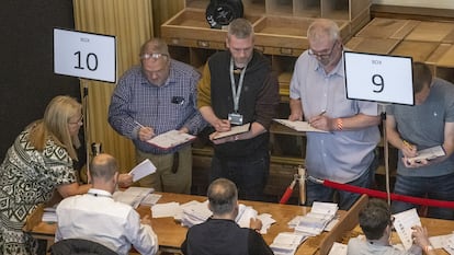 Los miembros de una mesa electoral durante el escrutinio de votos el viernes en Belfast.