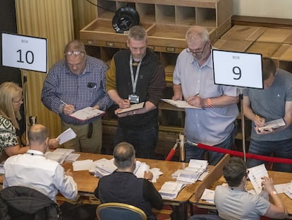 Los miembros de una mesa electoral durante el escrutinio de votos el viernes en Belfast.