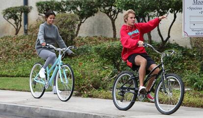 Los cantantes Selena Gomez y Justin Bieber, por las calles de Los Ángeles el pasado 1 de noviembre.