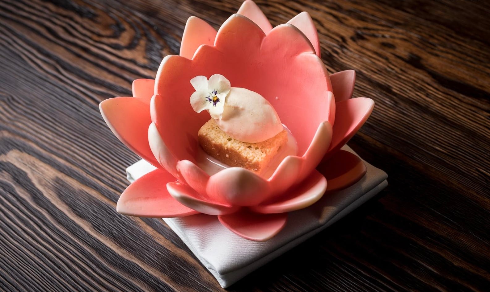 Guru Lab añade miso a este bizcocho 'joya', infusionado a las tres leches con helado de nata y lías de sake.