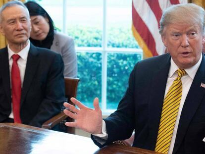 Donald Trump, durante su encuentro con el viceprimer ministro chino Liu He en el Despacho Oval de la Casa Blanca. 