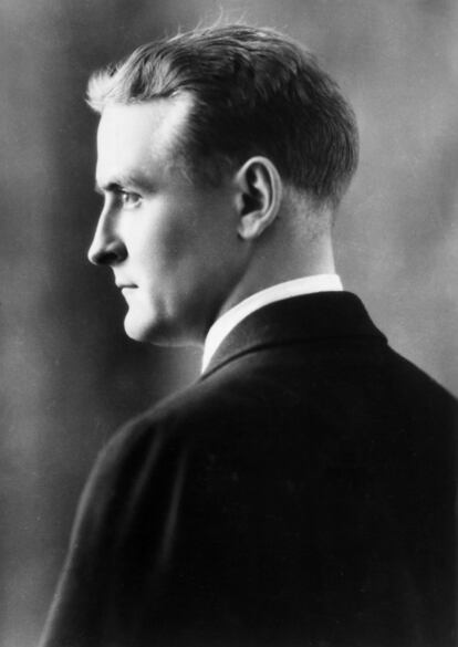 <p><strong>¿Quién?</strong> Francis Scott Key Fitzgerald, autor estadounidense de novelas y cuentos, miembro de la llamada Generación Perdida. <strong>A ver, ¿qué es lo más famoso que ha escrito?</strong> Pues, entre muchas otras, <em>El Gran Gatsby. </em> <strong>¿Qué me cuentas de su vida? </strong>Se enamoró de Zelda, niña bien de Alabama, pero ésta no aceptó casarse con él hasta que publicó su primera novela de éxito y pudo mantenerla. Su relación, plagada de alcoholismo, infidelidad, celos y peleas, inventó el término "tóxico". Dejaron una hija, Frances. <strong>¿Cuál podría ser su presentación en Tinder?</strong> "Busco extrema discreción, paso foto de cara por privado".</p>