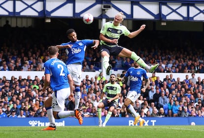 Haaland marca de cabeza este domingo en el campo del Everton.