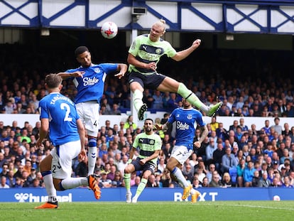 Haaland marca de cabeza este domingo en el campo del Everton.