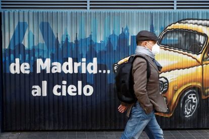 Una persona camina por la calle en la capital este lunes, primer día laborable de las nuevas restricciones establecidas en Madrid capital y otros nueve municipios para frenar la expansión del coronavirus. 