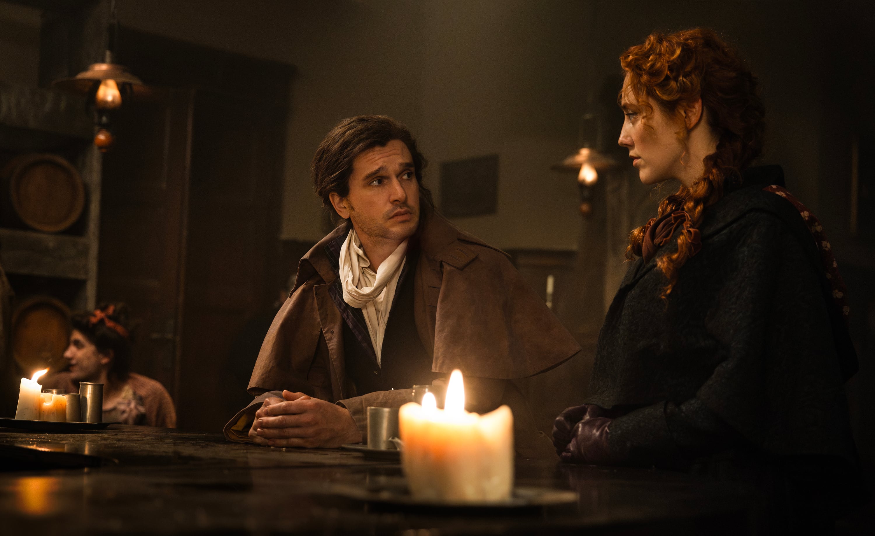 Kit Harrington y Mirren Mack, en el primer episodio de 'Historia de dos ciudades'.