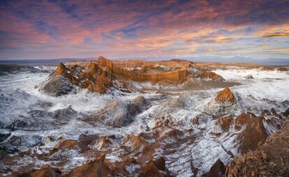 El Valle de la Luna es uno de los puntos más turísticos del desierto de Atacama, en la zona de la Cordillera de la Sal. Las imponentes montañas de formas sinuosas son el resultado de cientos de años de erosión eólica y fluvial. Las formaciones en piedra y arena parecen esculturas. Fue declarado Santuario de la Naturaleza en 1982.