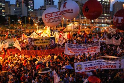 Milhares de manifestantes no Largo da Batata, em São Paulo, em protesto com o projeto que amplia a possibilidade de terceirização.