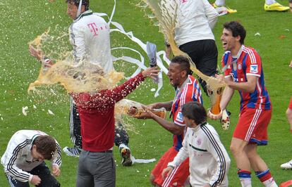 Boateng y Javi Martínez lanzan cerveza sobre Guardiola.