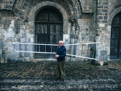 Pier André Lhomme, vecino de Châteaudun, acude a la iglesia para realizar unos trabajos de restauración.