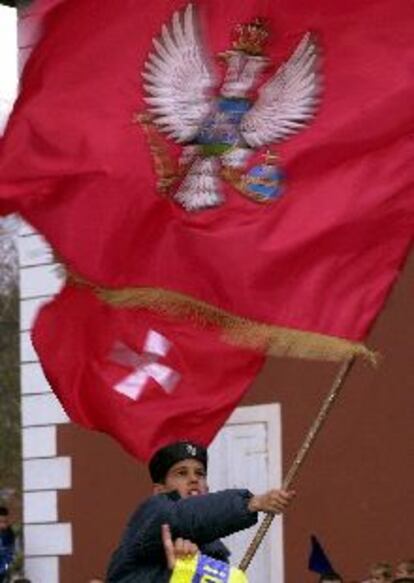 Un proyugoslavo agita ayer una bandera medieval de Montenegro.