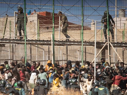 Agentes de la policía antidisturbios acordonan la zona tras la llegada de migrantes a suelo español y cruzar las vallas que separan el enclave español de Melilla de Marruecos en Melilla, España, el 24 de junio de 2022.