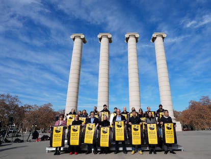 La presidenta de la ANC, Dolors Feliu (4i) el presidente de Òmnium Cultural, Xavier Antich (4d) y Antoni Castellà del Consejo de la República (3i) junto a dirigentes de diferentes organizaciones durante la rueda de prensa en la que pidieron al presidente de la Generalitat, Pere Aragonès, que no asista a la cumbre hispanofrancesa.