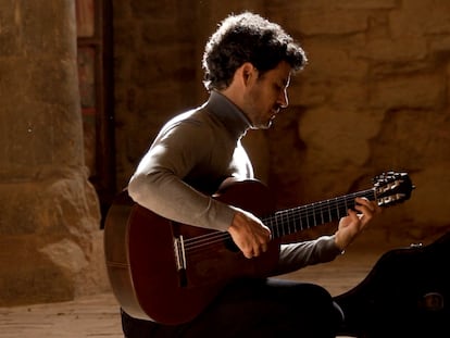 El guitarrista Pablo Sáinz-Villegas, en el monasterio de Suso (San Millán de la Cogolla, La Rioja).