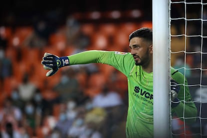 El portero georgiano del Valencia, Giorgi Mamardashvili durante el primer partido de liga de la temporada, ante el Getafe el viernes pasado.