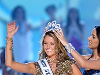 Jennifer Hawkins celebra gozosa el cetro que le impone Amelia Vega.