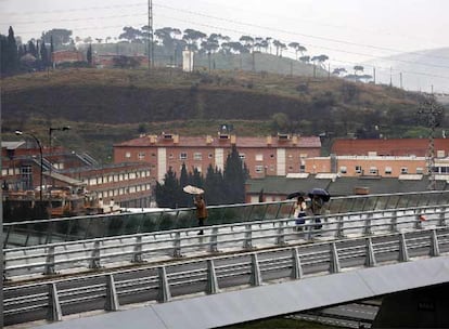 Puente que une los barrios de Torre Baró y Vallbona, que albergará una área residencial estratégica.