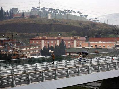Puente que une los barrios de Torre Baró y Vallbona, que albergará una área residencial estratégica.