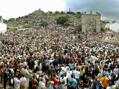 Alrededor de 700.000 personas acudieron ayer al santuario de la Virgen de la Cabeza, considerada la romería más antigua de España.