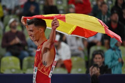 Mario García Romo celebra su medalla de bronce en la prueba de los 1500m de los Europeos de Atletismo este jueves en Múnich.
