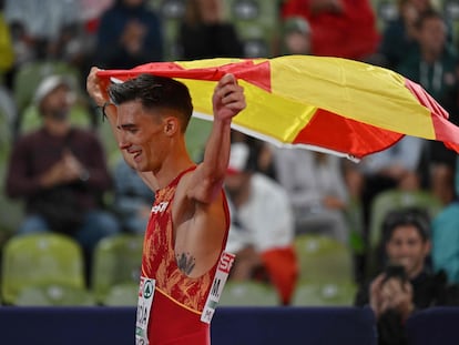 Mario García Romo celebra su medalla de bronce en la prueba de los 1500m de los Europeos de Atletismo este jueves en Múnich.