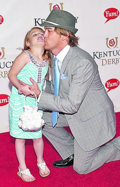 Larry Birkhead, con su hija Dannielynn Birkhead, en el derbi de Kentucky.