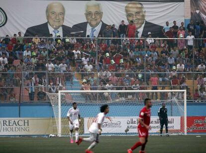 Cartel con los presidentes de la FIFA, de la Autoridad Palestina y de la federaci&oacute;n palestina, en el estadio Al Huseini durante el partido.
