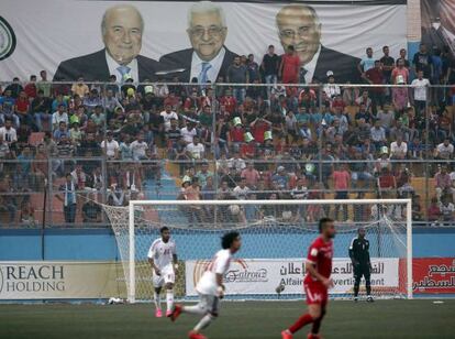 Cartel con los presidentes de la FIFA, de la Autoridad Palestina y de la federación palestina, en el estadio Al Huseini durante el partido.