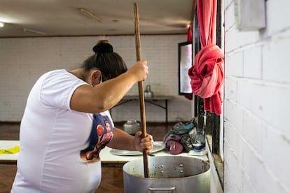 Una de las voluntarias de la olla comunitaria, para repartir almuerzos entre personas en situación vulnerable, en la Junta de Vecinos de Nogales, barrio de la comuna de Estación Central, al noreste de Santiago de Chile. Este tipo de comedores sociales populares se han multiplicado desde la pandemia ante el aumento de la demanda de ayuda.