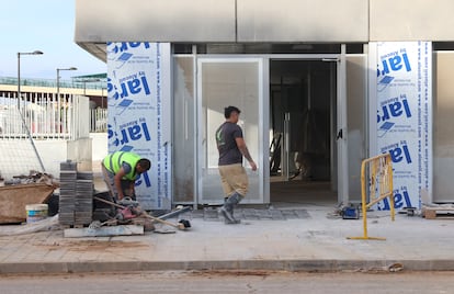 Trabajadores en el edificio situado en La Torre (Valencia), donde se trabaja para realojar a familias que se han quedado sin hogar tras el paso de la dana, este martes. 