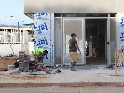 Varios operarios trabajan en Valencia reparando un edificio.