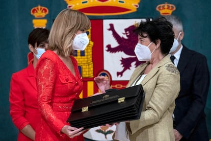 La nueva ministra de Educación y Formación Profesional, Pilar Alegría recibe la cartera ministerial de manos de su antecesora en el cargo, Isabel Celaá.