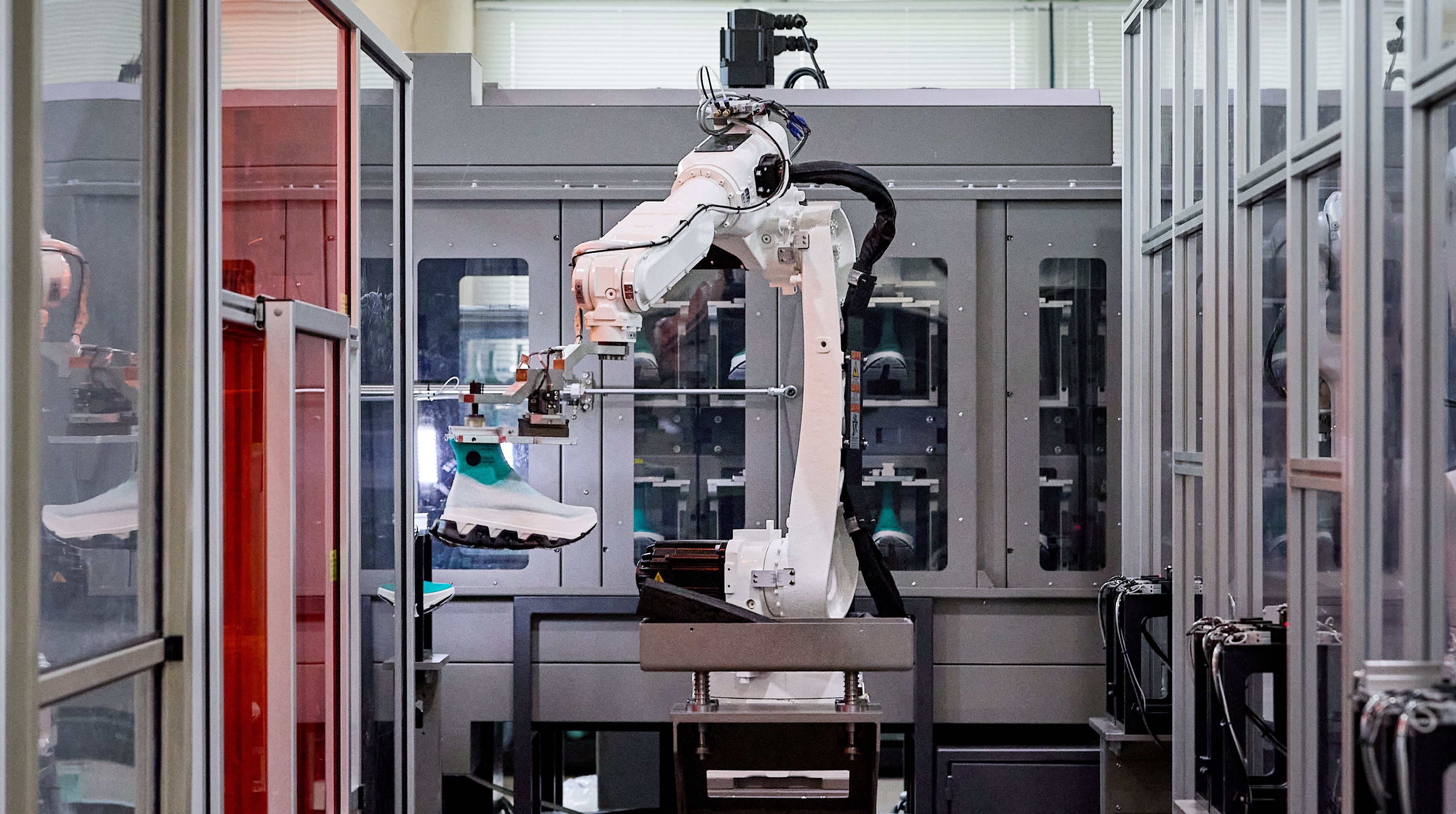 Zapatillas que se fabrican como un Tesla: On robotiza la industria del ‘running’ para plantar cara a Nike y Adidas