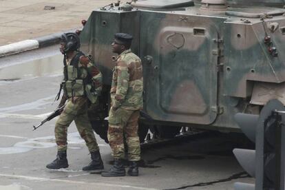 El secretario general del principal partido de la oposición en Zimbabue, el Movimiento para el Cambio Democrático (MDC-T), Douglas Mwonzora, aseguró ante la tensión que vive el país que están "seguros de que el Ejército está en el proceso de tomar el mando". En la imagen, soldados armados junto a un vehículo militar en Harare, el 15 de noviembre de 2017.