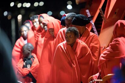 Llegan esta noche al puerto de Motril (Granada) las 63 personas de origen subsahariano, entre ellas 15 mujeres y un niño de corta edad, que han sido rescatados hoy cuando navegaban en una patera en el mar de Alborán.