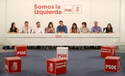 Pedro Sánchez con su entonces nueva Ejecutiva Federal durante el 39 Congreso del partido.