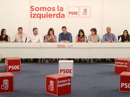 Pedro Sánchez con su entonces nueva Ejecutiva Federal durante el 39 Congreso del partido.