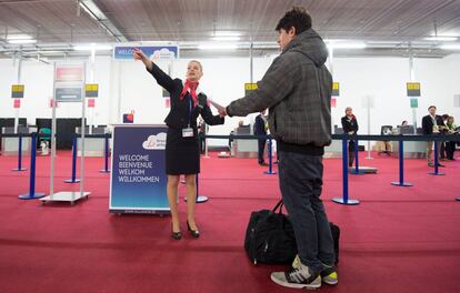 El primero de tres vuelos previstos para hoy partió a las 11.40 hora GMT en dirección a Faro, en el sur de Portugal. En la imagen, un pasajero a su llegada al aeropuerto de Bruselas.