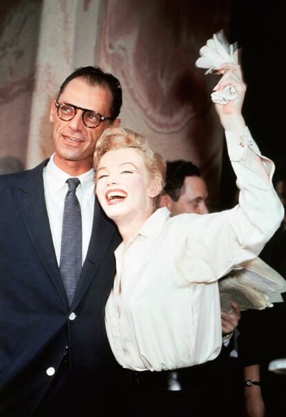 La estrella de Hollywood Marilyn Monroe más deseada de la época acabó en los brazos del dramaturgo Arthur Miller. El enlace se produjo en el año 57, y duró cinco años.