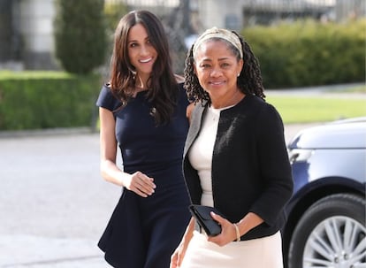 Meghan Markle es hija de Thomas Markle, técnico de iluminación, y de Doria Ragland, exmaquilladora y profesora de yoga. Sus padres están divorciados desde 1987, cuando ella tenía seis años, y su madre es uno de sus principales apoyos. Aquí en Londres, el día anterior a la boda de Meghan con Enrique.