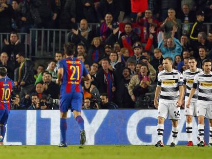 Arda felicita a Messi por su gol.