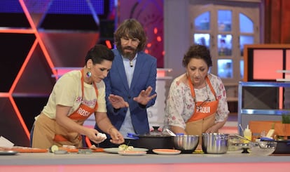 Rosa López, Santi Millán y Paqui, la madre de la cantante en 'Mi madre cocina mejor que la tuya'.