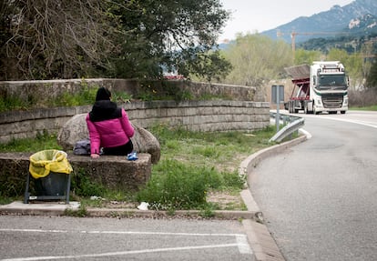 Una joven se prostituye en la Nacional II a su paso por La Jonquera.